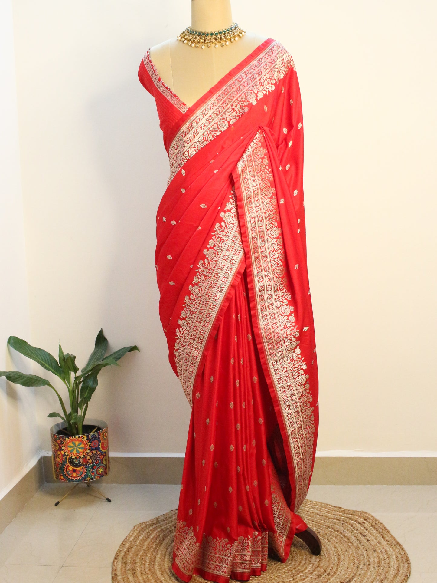 Elegant Red Banarasi Silk Saree with Intricate Gold Zari Work