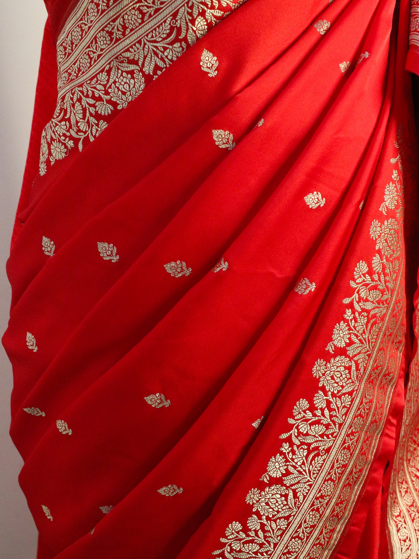 Elegant Red Banarasi Silk Saree with Intricate Gold Zari Work