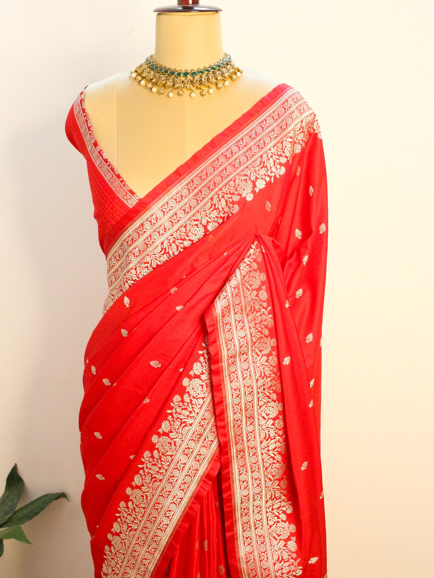 Elegant Red Banarasi Silk Saree with Intricate Gold Zari Work