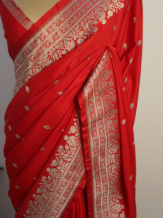 Elegant Red Banarasi Silk Saree with Intricate Gold Zari Work