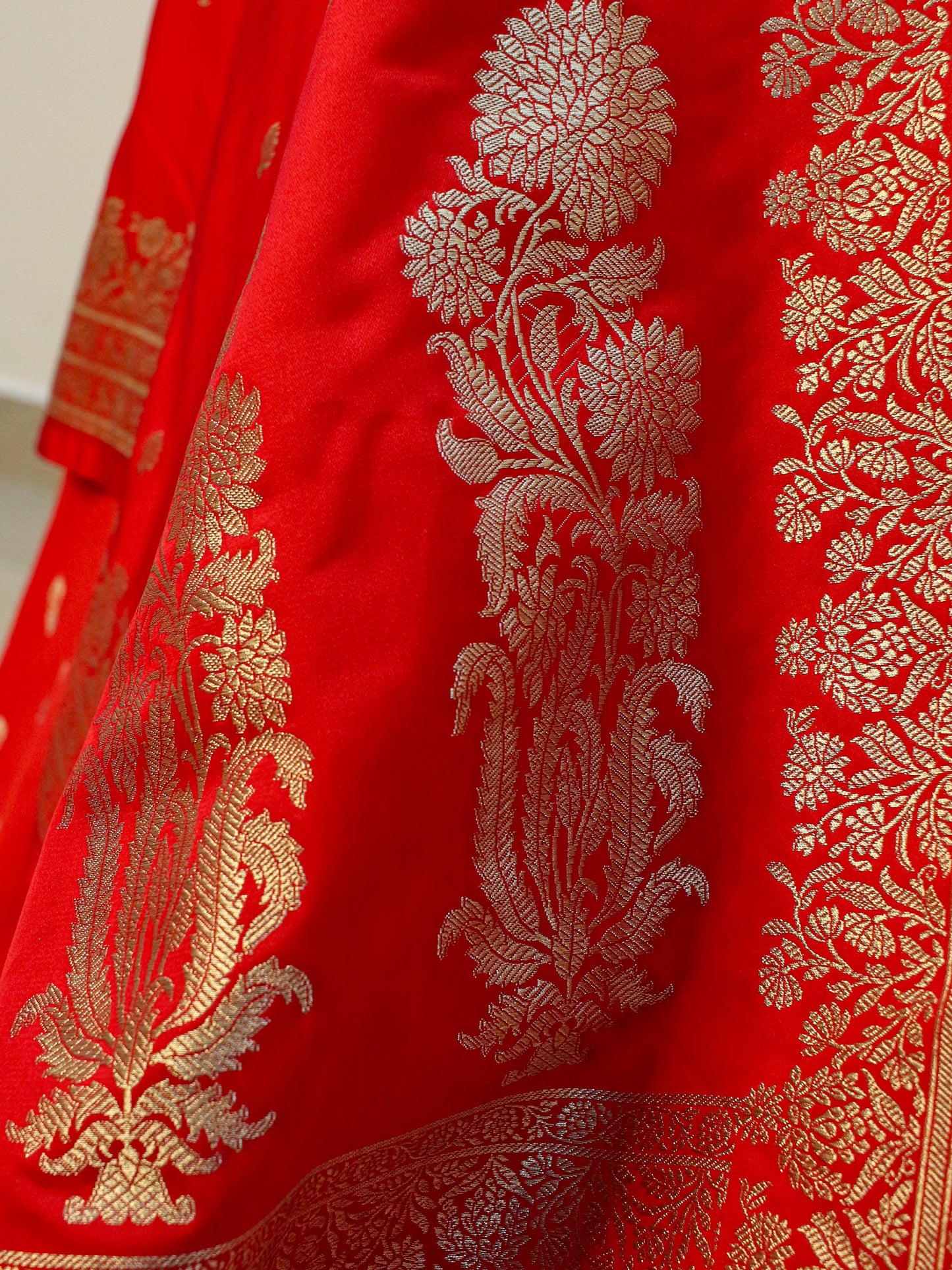 Elegant Red Banarasi Silk Saree with Intricate Gold Zari Work