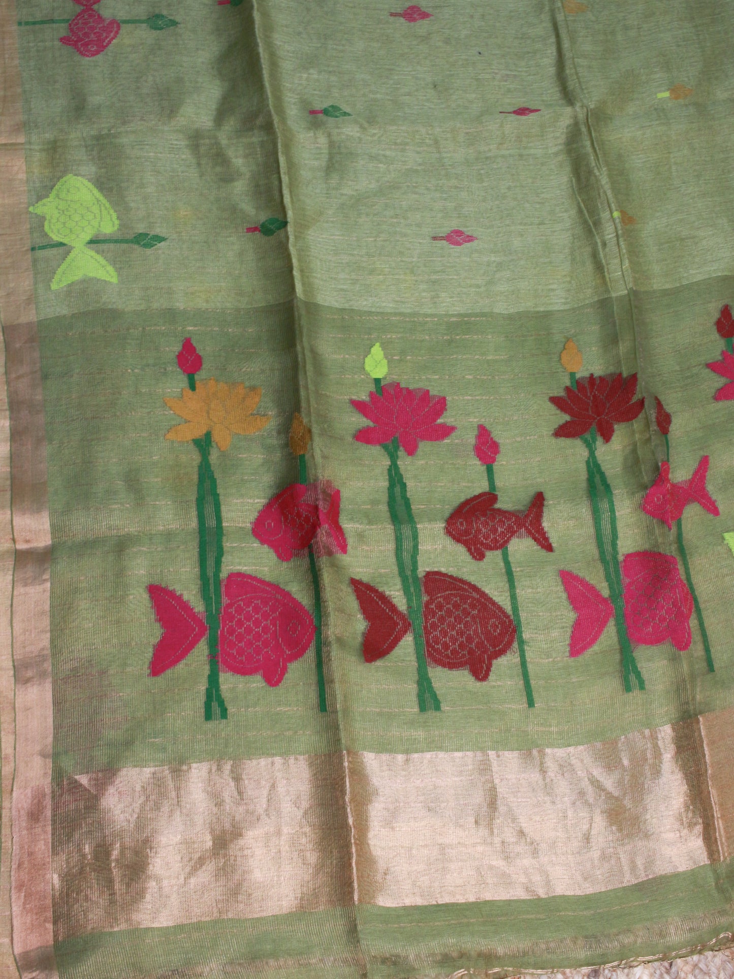 Leaf Green Pure Linen Saree with Muslin Pallu – Fish & Lotus Motif, Gold Zari Accents